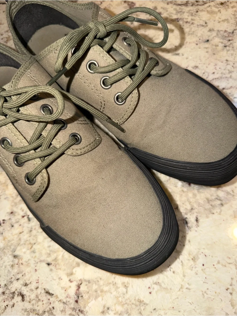 Dr Martens Doc $60 Pressler Olive Canvas Low-Top Unisex Sneaker 7 M 8 L